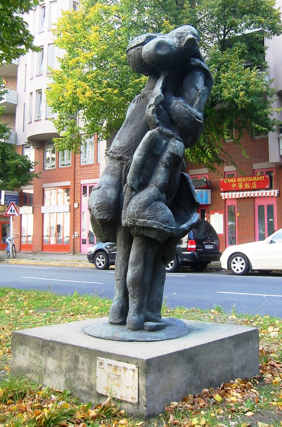 Statue "Black Sun Press" von Rolf Szymanski in der Lindenstraße in Berlin-Kreuzberg