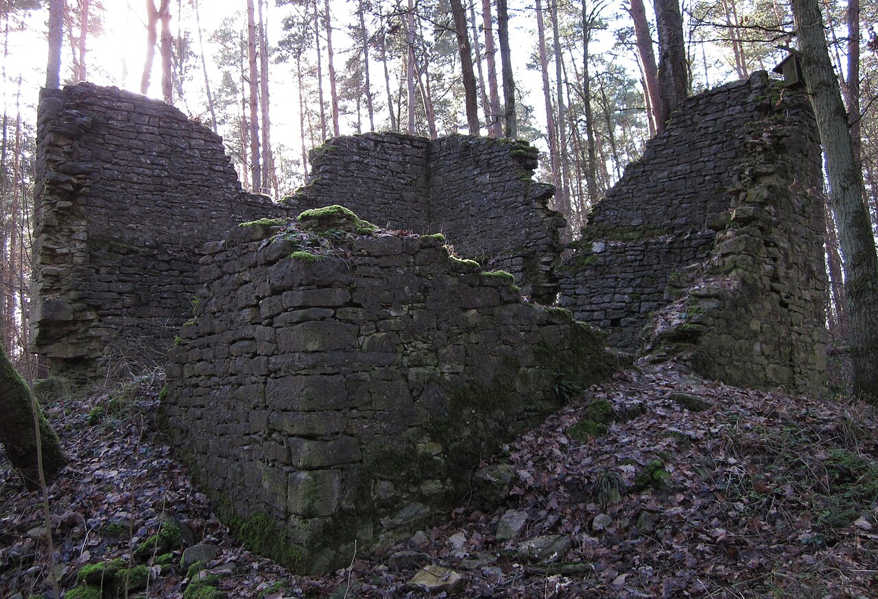 Ruine des "Blauen Turms" (Thüngen, an der Straße nach Retzbach)