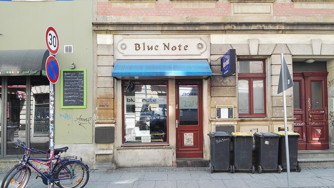Eingang zum denkmalgeschützten Wohnhaus in der Görlitzer Straße 2b in Dresden-Neustadt