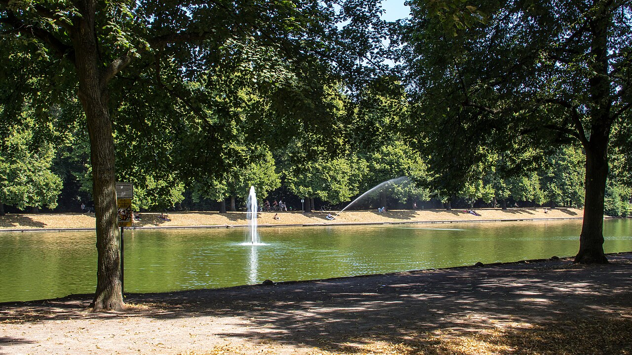 Wasserfläche mit Fontäne im Blücherpark, Köln-Bilderstöckchen