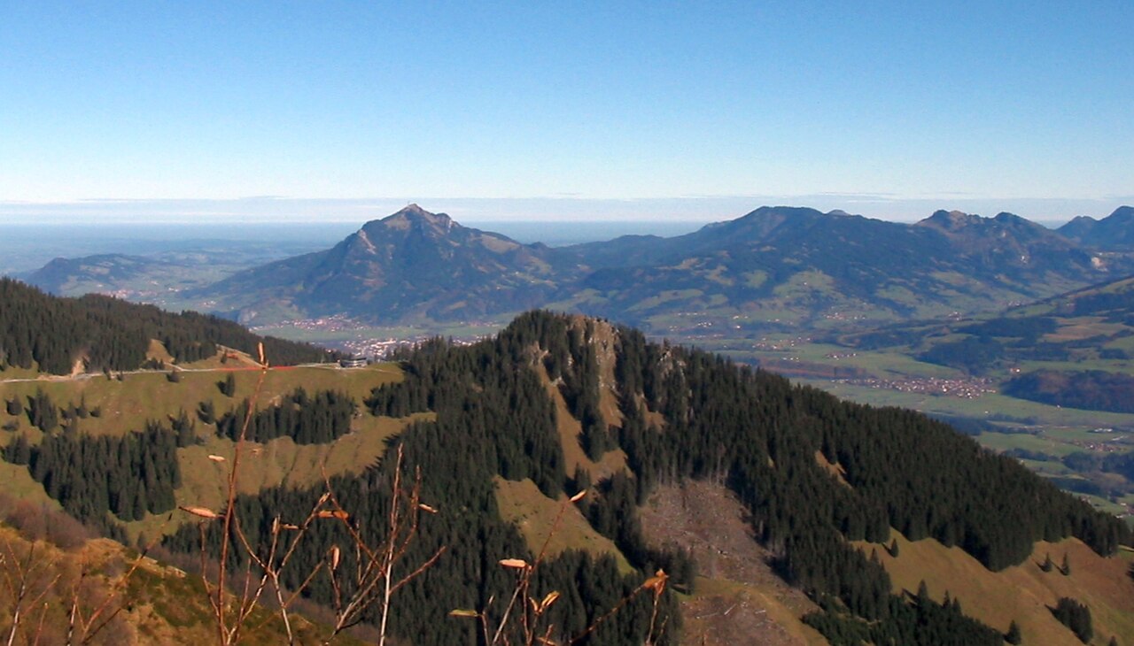 Bolsterlanger Horn in Bildmitte, im Hintergrund der Grünten