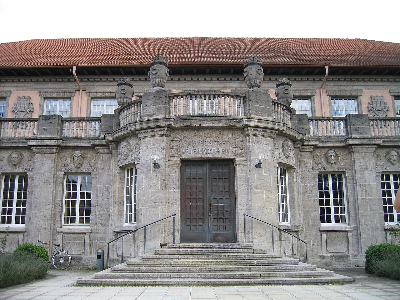 Eingangspartie des „Bonatzbaus“, des ältesten Gebäudes der Universitätsbibliothek Tübingen