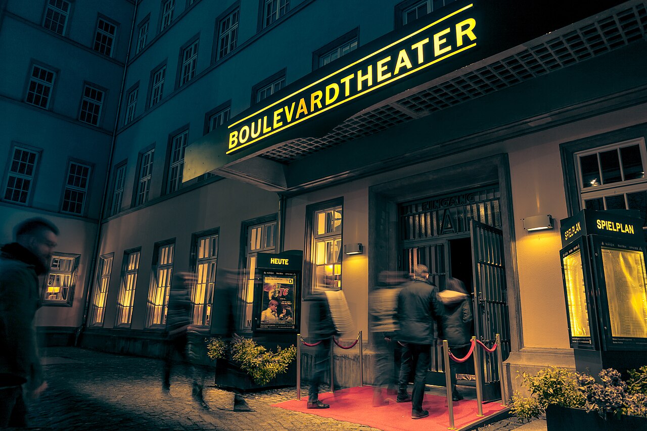 Eingangsbereich Boulevardtheater Dresden bei Nacht
