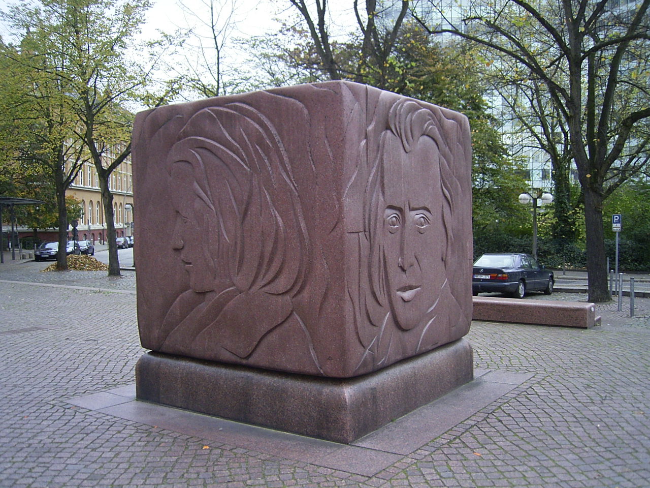 Granitwürfel mit vier Bildnissen von Johannes Brahms , Künstler: Th