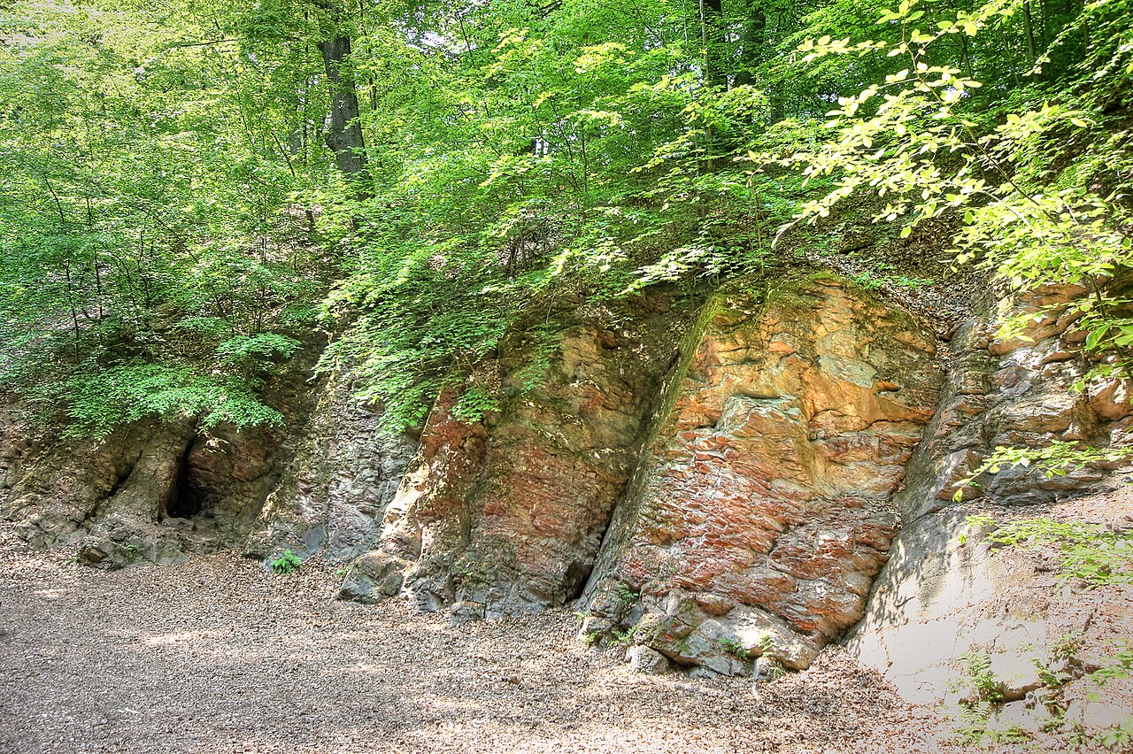 Brennender Berg nahe Dudweiler/Sulzbach, Felsöffnungen mit spürbarem Wärmeaustritt