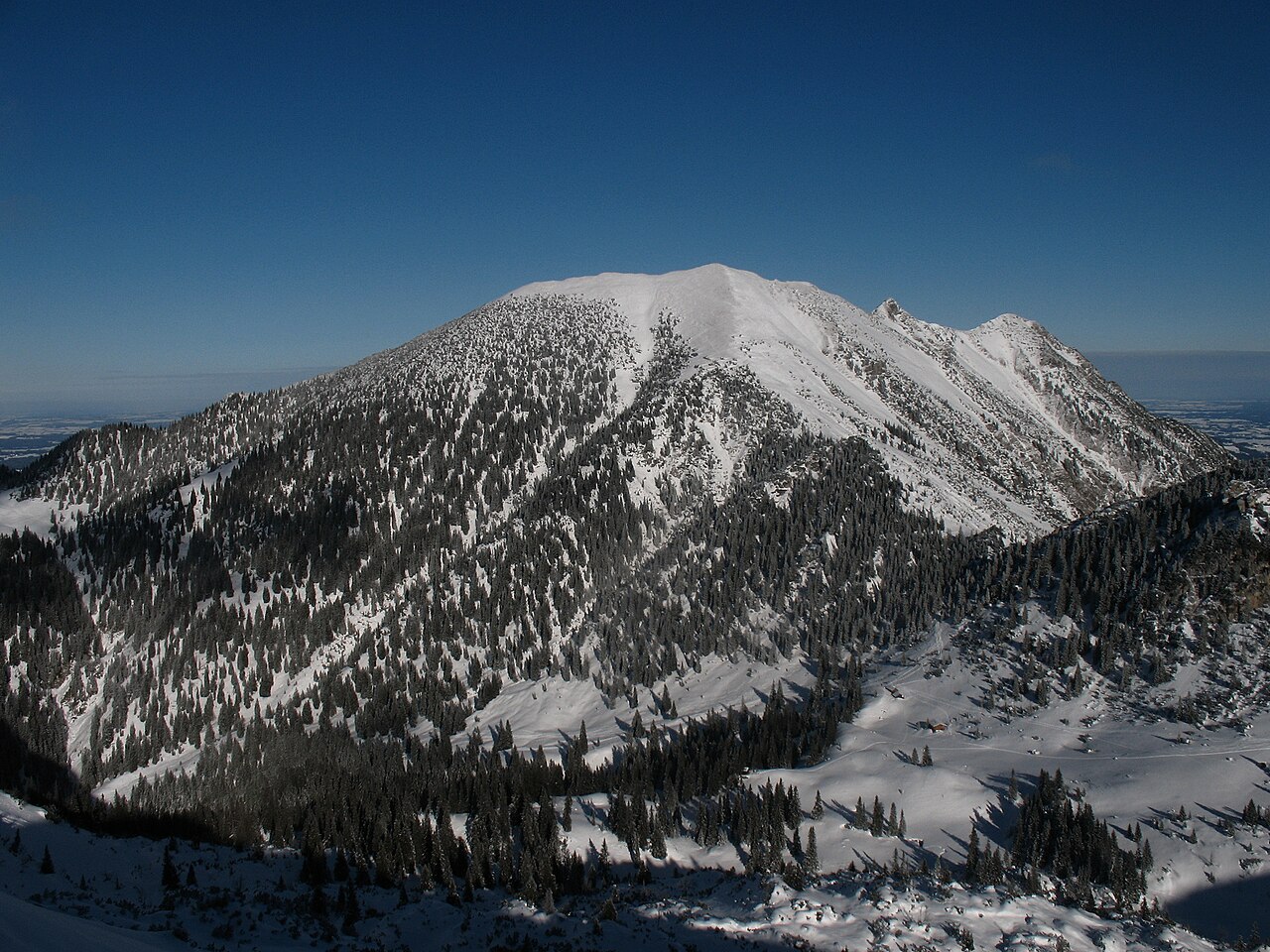 Blick vom Lumberger Grat auf die Südseite des Brentenjochs (2000 m) mit dem Roßberg (1945 m)