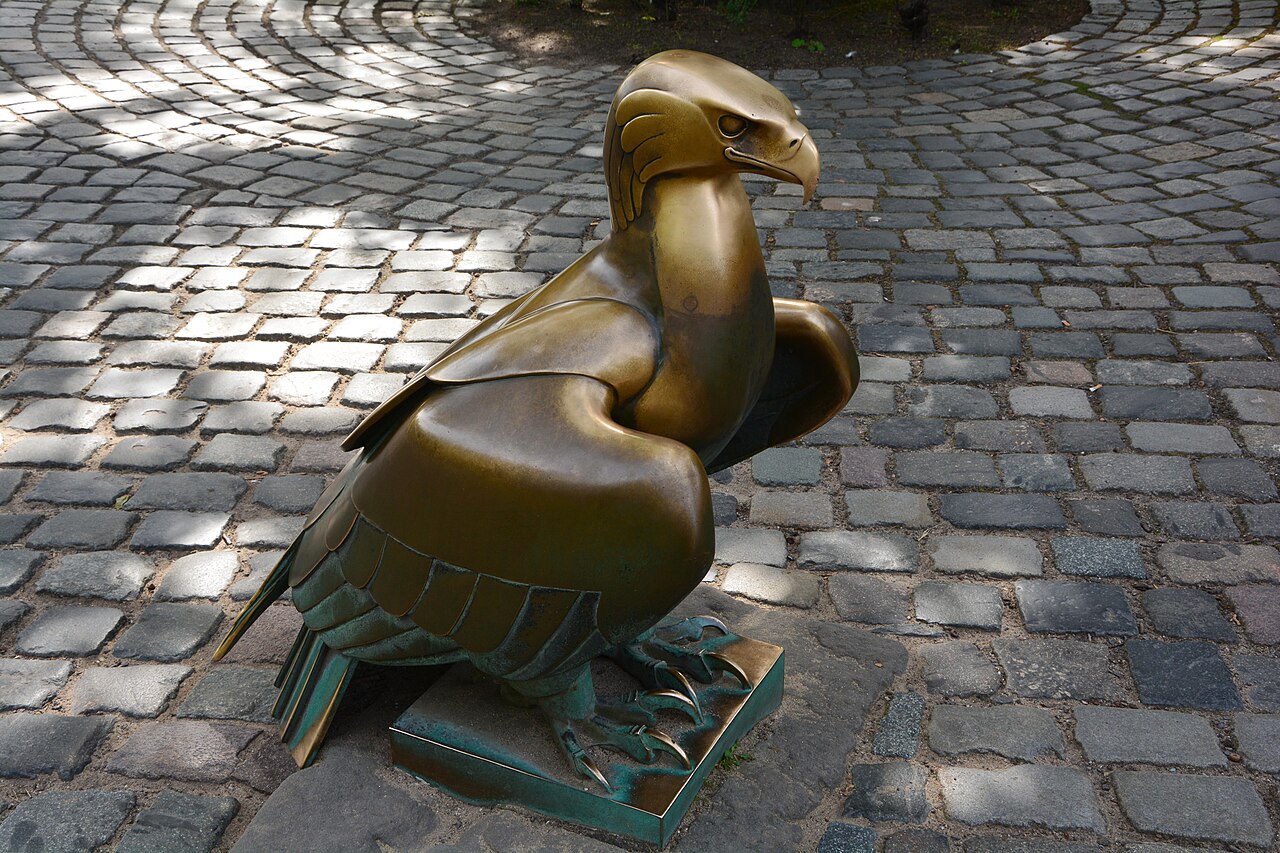 Zoo Dresden: Adlerskulptur