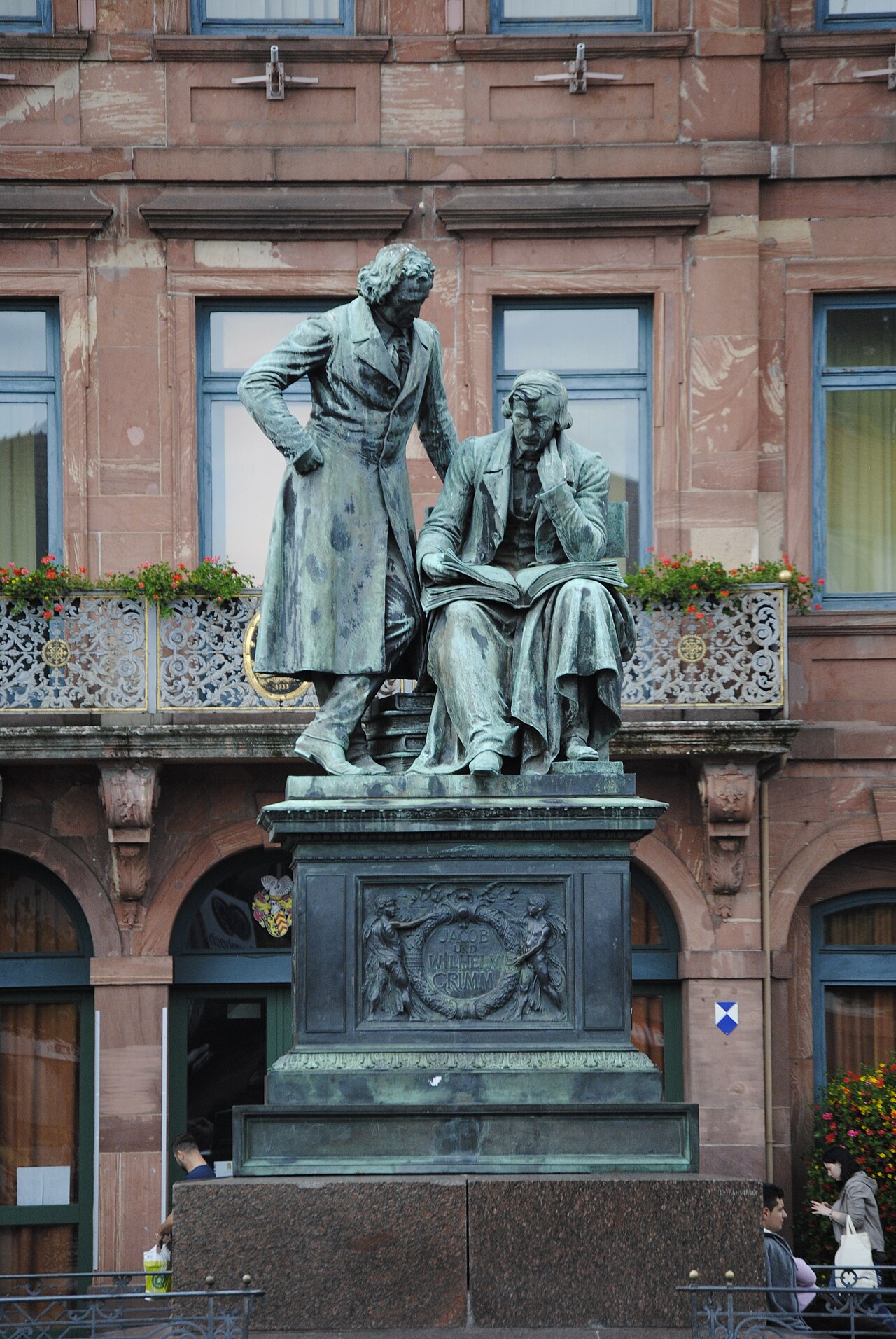 ^Nationaldenkmal für die Gebrüder Grimm in Hanau