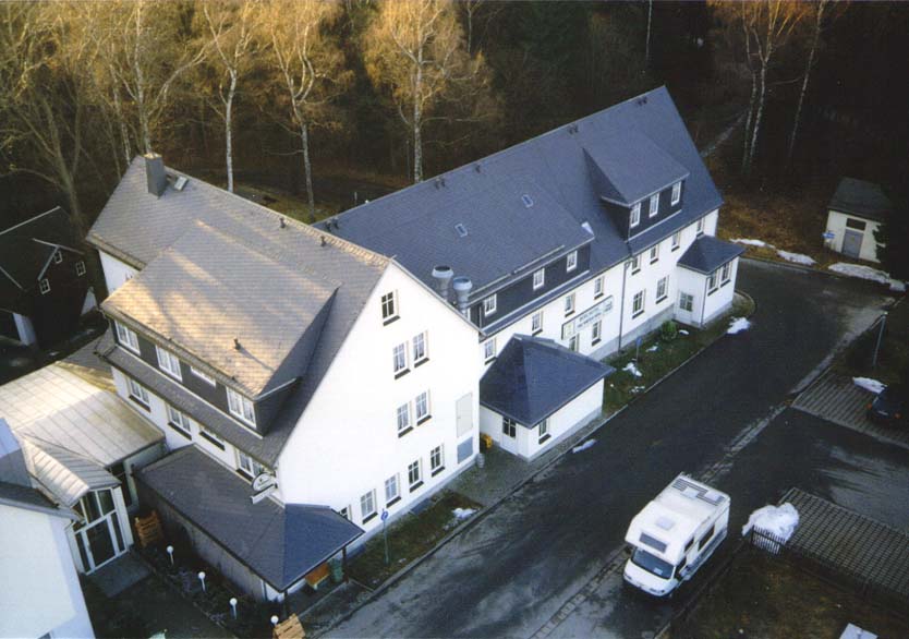 Blick vom Aussichtsturm auf das Berghotel Drei Brüder Höhe
