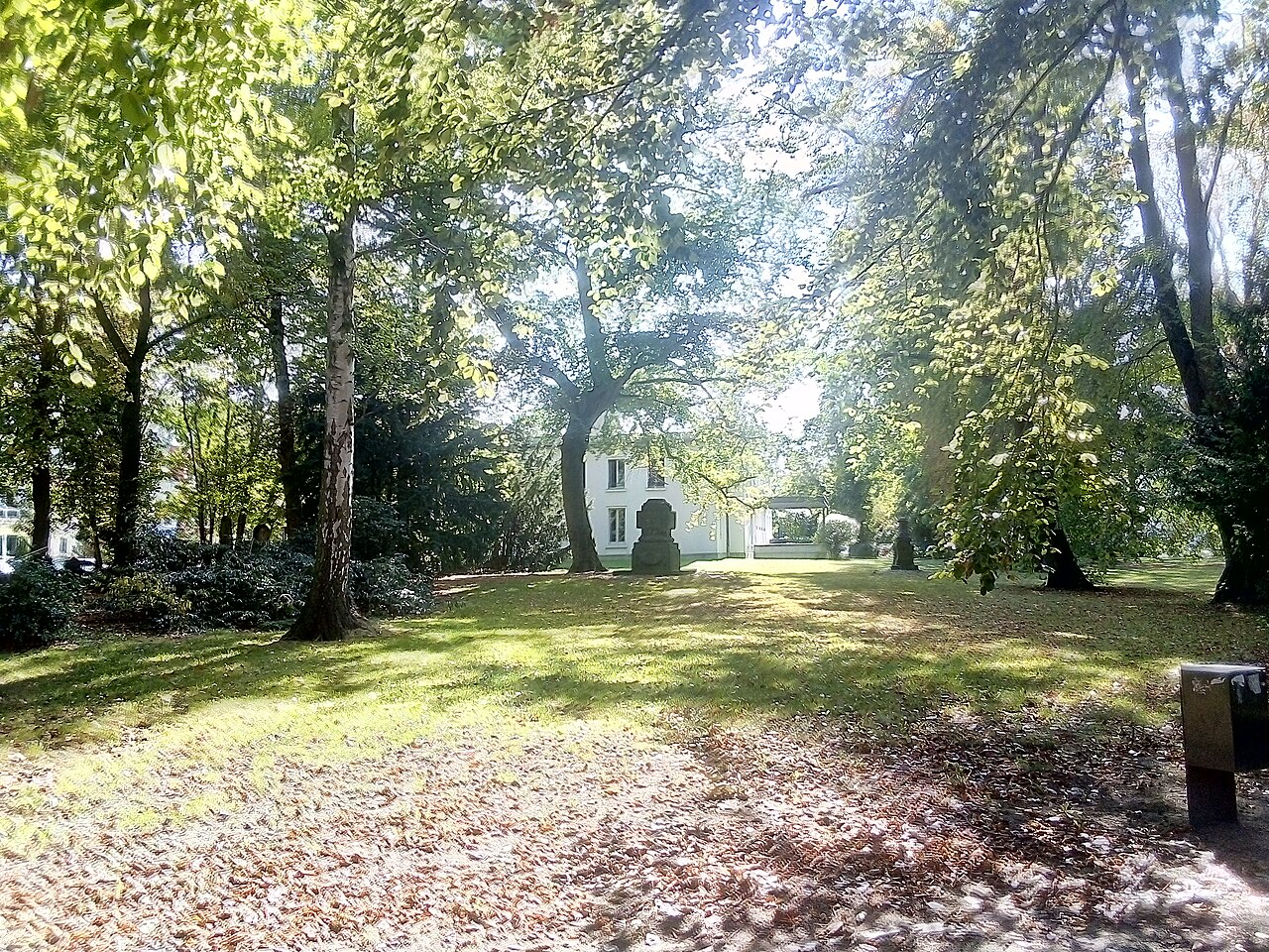 Brüdernfriedhof field, with house for the elderly