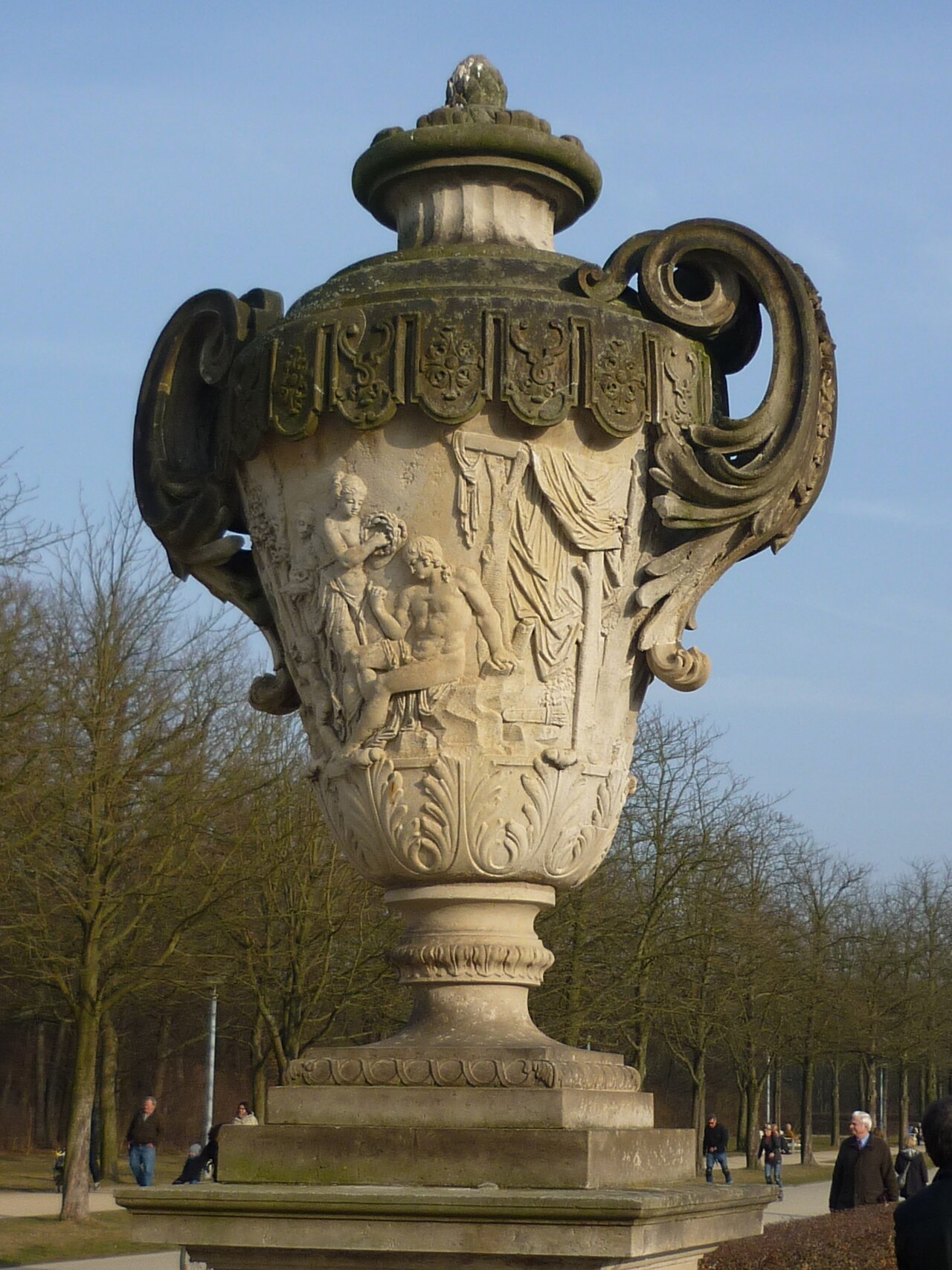 Brühl-Vase NW: „Meleagros lehnt die Trophäe, den Kalydonischen Eber, ab“ am Palaisteich im Großen Garten in Dresden
