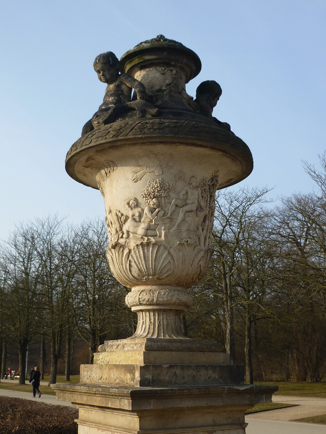 Brühl-Vase NO: „Das Ende des Herakles“ am Palaisteich im Großen Garten in Dresden