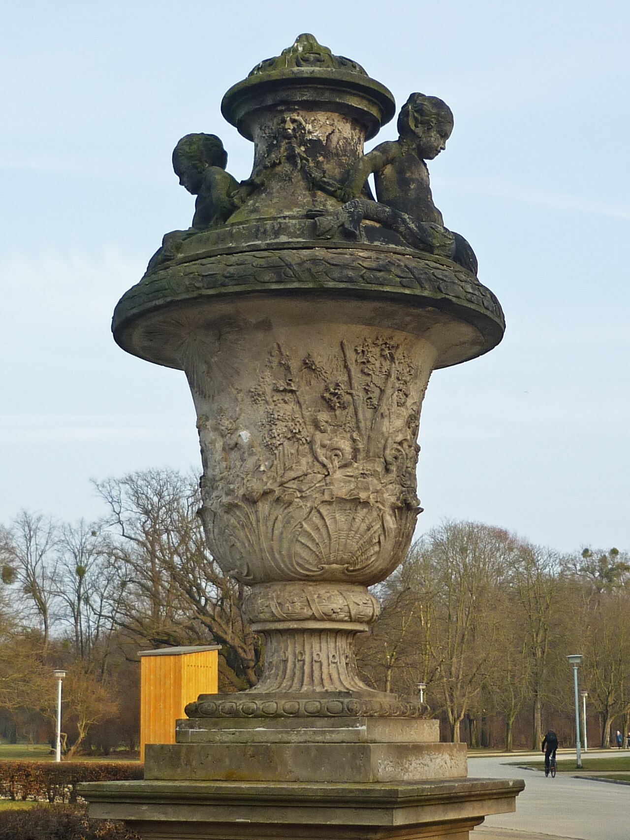 Brühl-Vase SO: „Nymphen mit dem Flussgott Acheloos“ am Palaisteich im Großen Garten in Dresden