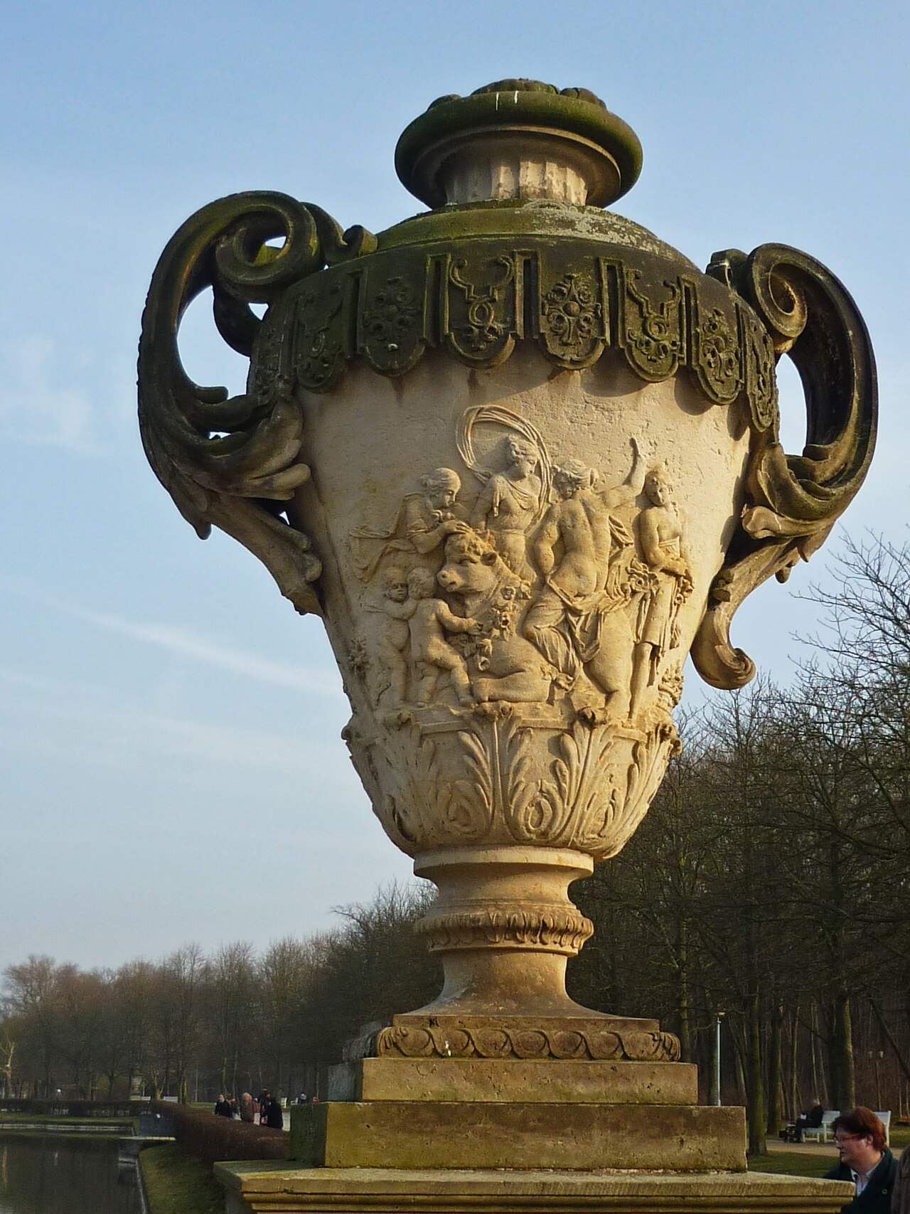 Brühl-Vase SW: „Zeus als Stier“ am Palaisteich im Großen Garten in Dresden