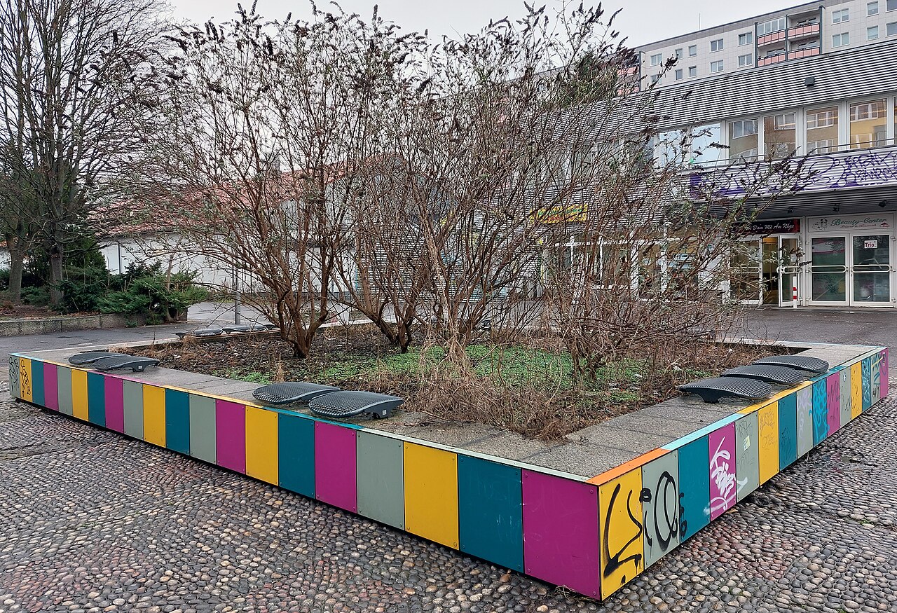 Foto von Brunnen mit Metallplastik