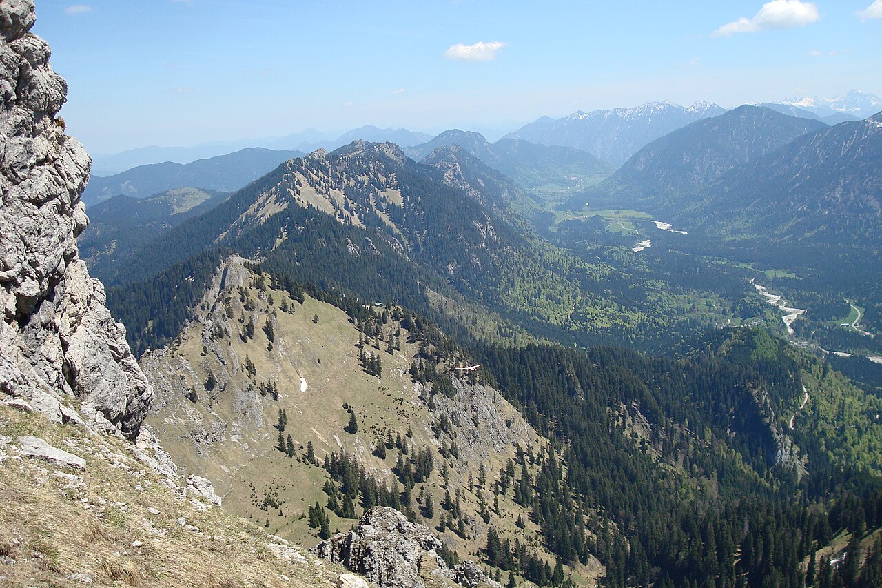 Blick vom Anstieg zur Klammspitze zu Brunnenkopf und Brunnenkopfhäusern in den Ammergauer Alpen