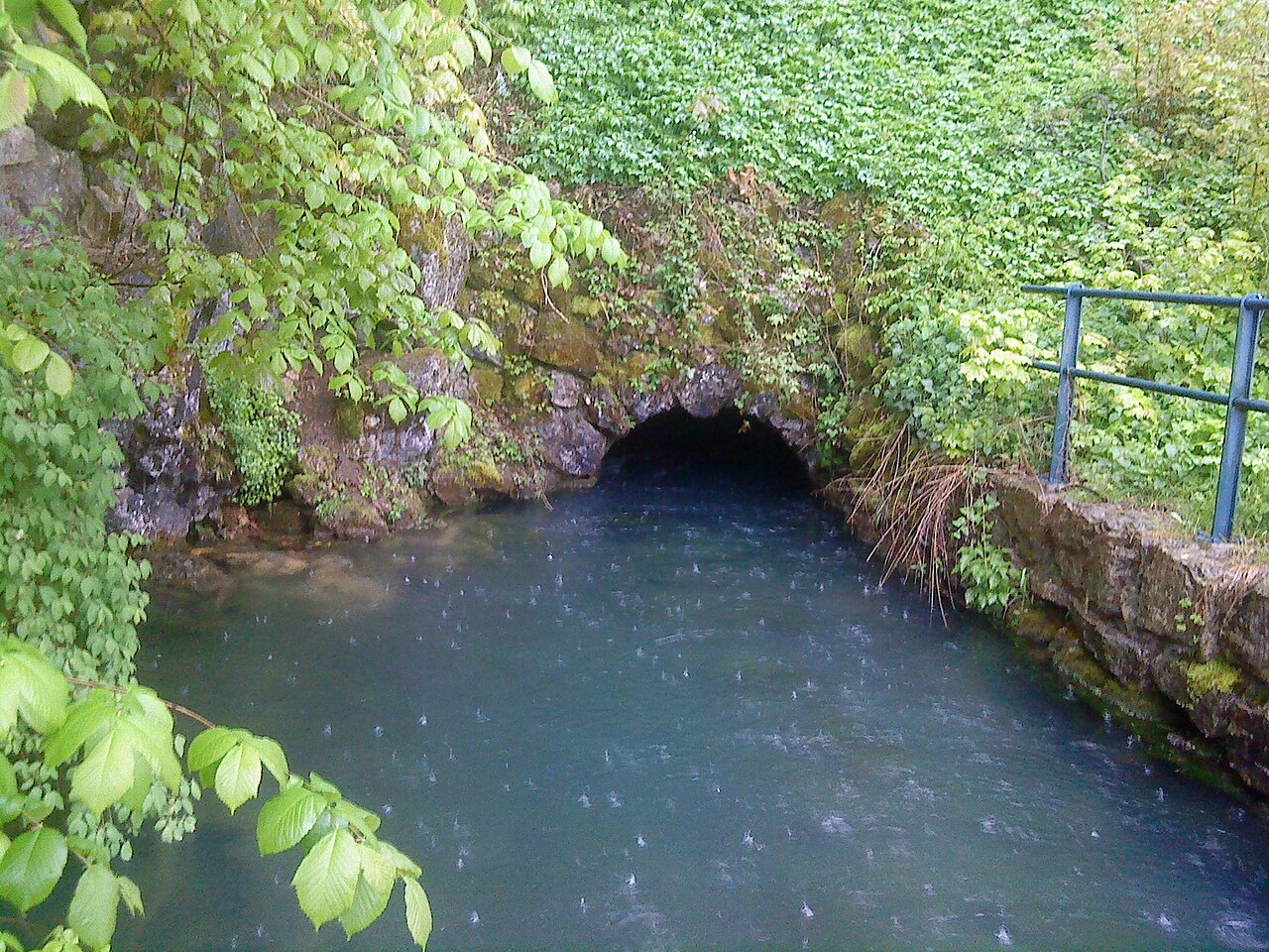 Die relativ starke Karstquelle Brunnenmühlenquelle in Heidenheim am Fluss Brenz , Schwäbische Alb