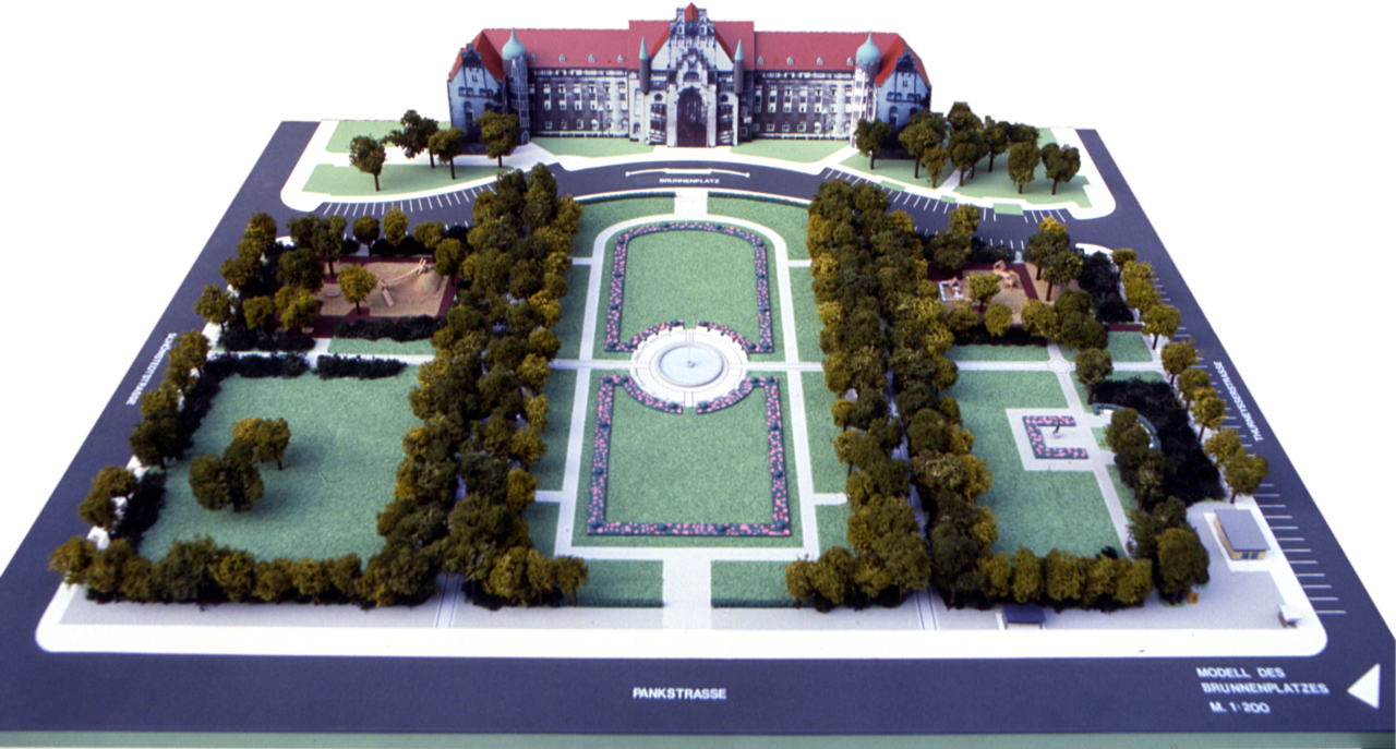 Model of the design for the Brunnenplatz in front of a court in Berlin