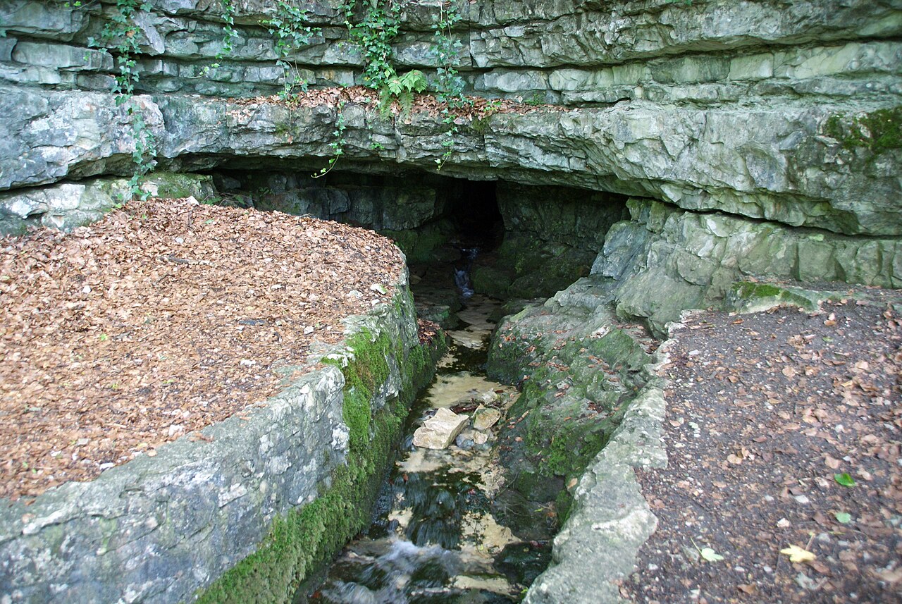 Brunnensteighöhle unter dem Albtrauf zum Autal bei Aufhausen (Geislingen a