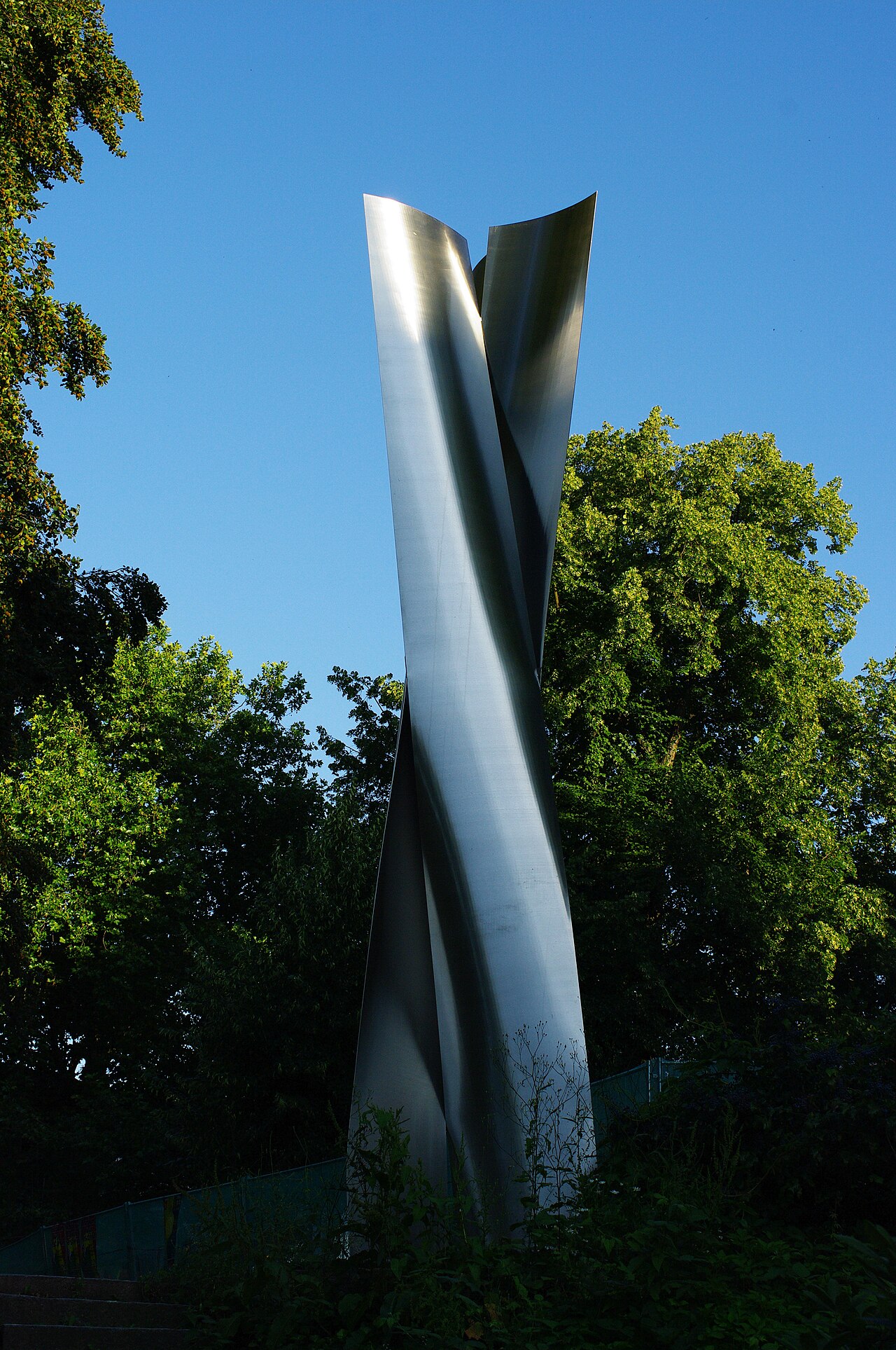 Roland Phleps "Bündelstele 1", 2007, H: 600 cm - Deutechland, Baden-Württemberg, Freiburg, vor der Mensa, Rotteckring