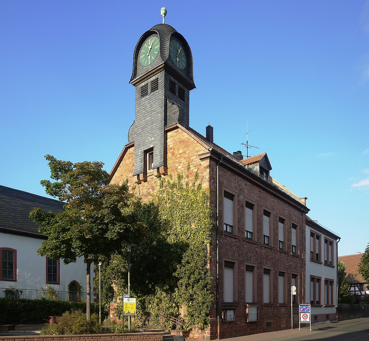 Ruhlandstraße 46, denkmalgeschütztes Gebäude der ehemaligen Schule im Aschaffenburger Stadtteil Leider