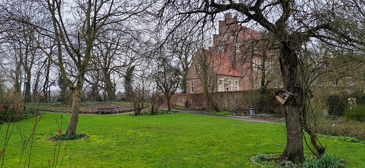 Blick in den ehemaligen Garten des Borchhorster Hofes dem heutigen Bürgerpark