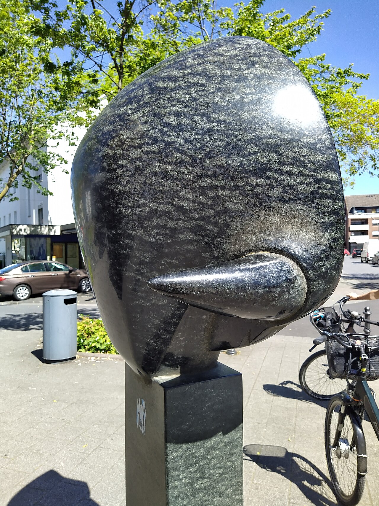 Skulptur "Bulle und Bär" von Bernd Bergkemper vor der Kreissparkasse in Rheda