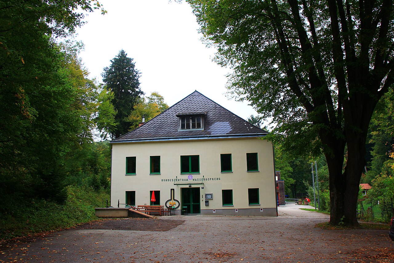 Hauptgebäude Bundeszentrum Wassergspreng