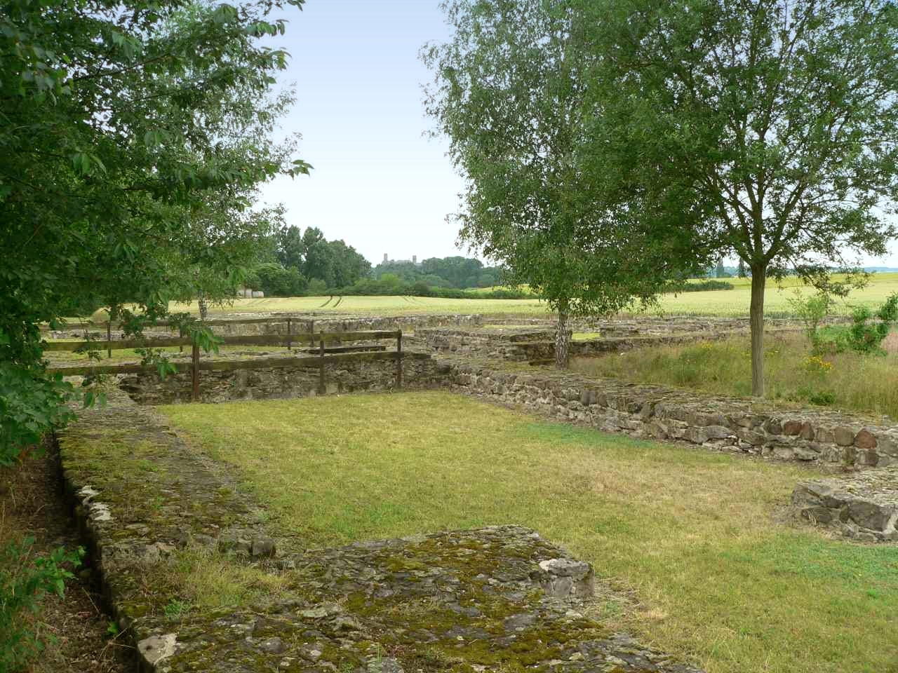 Grundmauern der Ruine Burg Arnsburg, Hessen, Deutschland