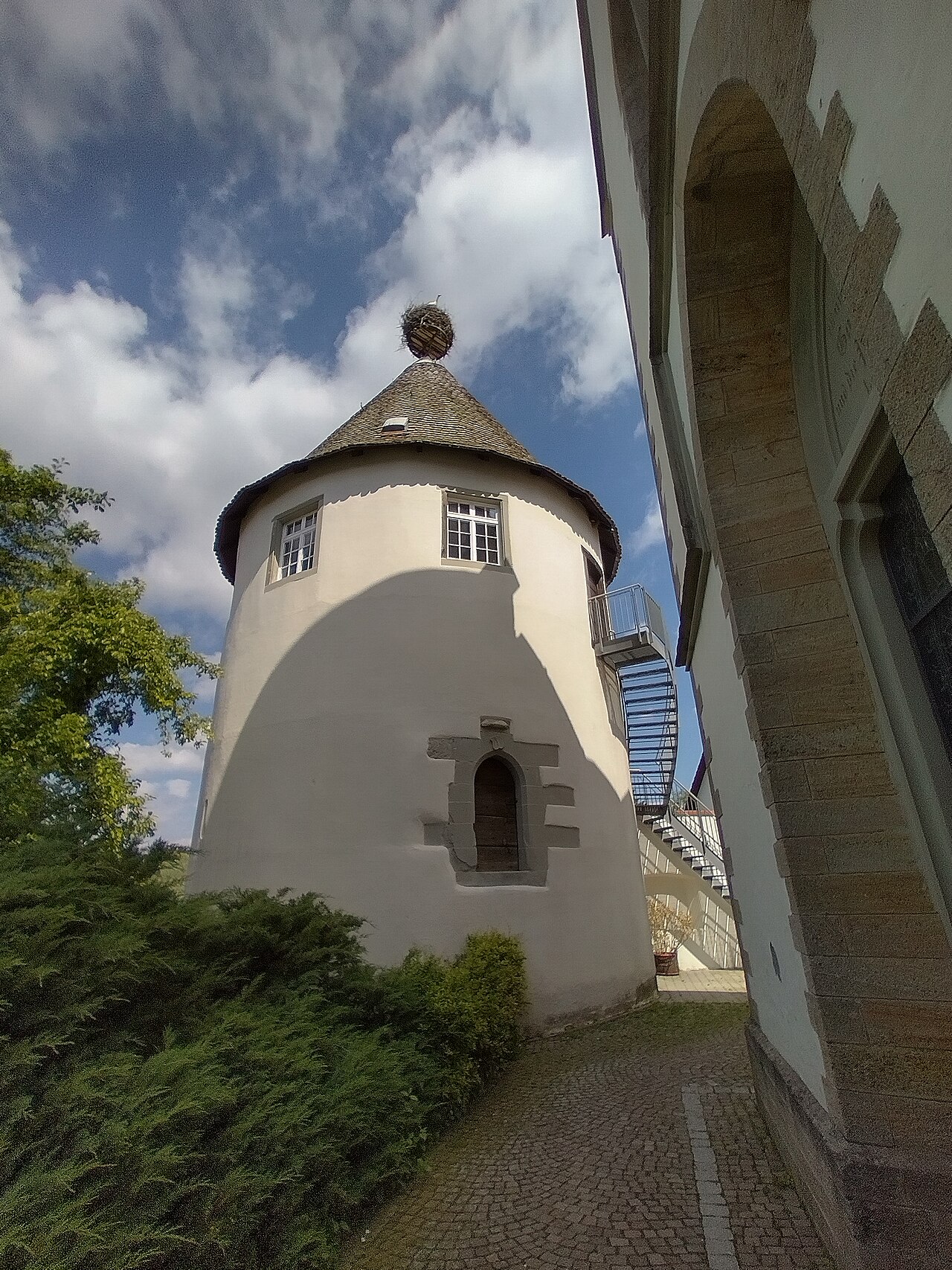 Turm der ehemaligen Burg Bohlingen neben der Pfarrkirche