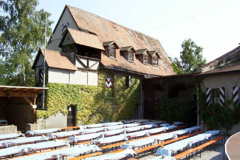 Zuschauerplätze im Hof der Burg Brattenstein