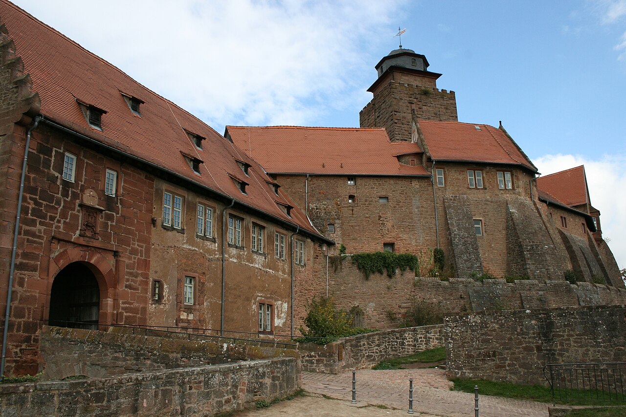 de:Burg Breuberg im Odenwald, Blick auf den Torbau (links) und die Kernburg 2009