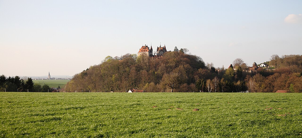 Die Höhenburg Calenberg erbaut im Jahre 1299 (links im Hintergrund die Neustadtkirche St