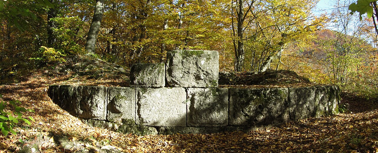Grundmauern des Bergfrieds der Burgruine Granegg