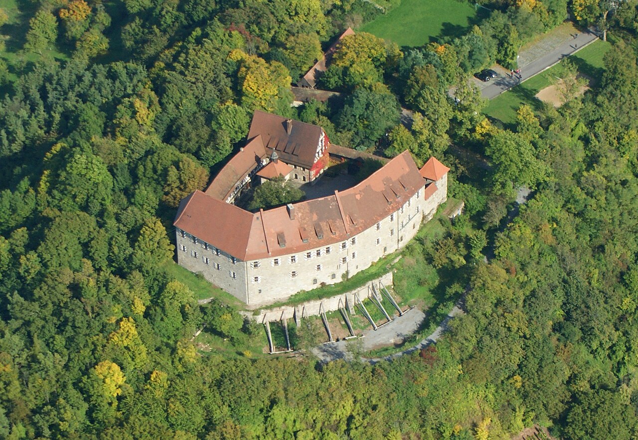 Luftbild der Burg Hoheneck im Herbst 2010