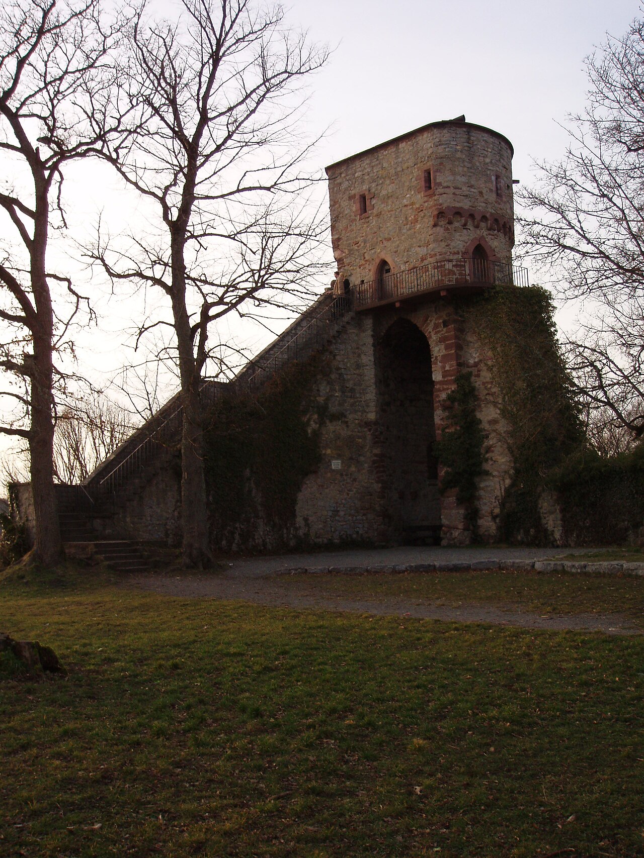 Ruine Hohennagold, Wehrturm und Bergfried
