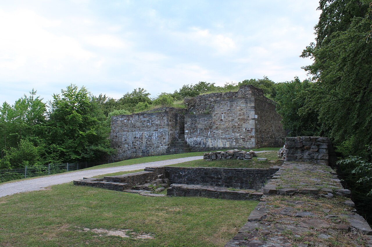 Bergfried der Burgruine Isenberg (Isenburg) auf dem Isenberg in Hattingen-Niederbonsfeld