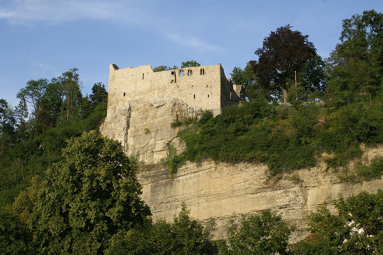 Die Burgruine Löffelstelz steht über Dürrmenz, einem Stadtteil von Mühlacker im Enzkreis