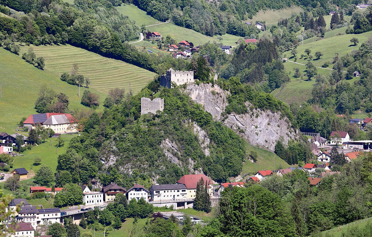Blick von Westen auf die Burgruine in der oberösterreichischen Gemeinde Losenstein
