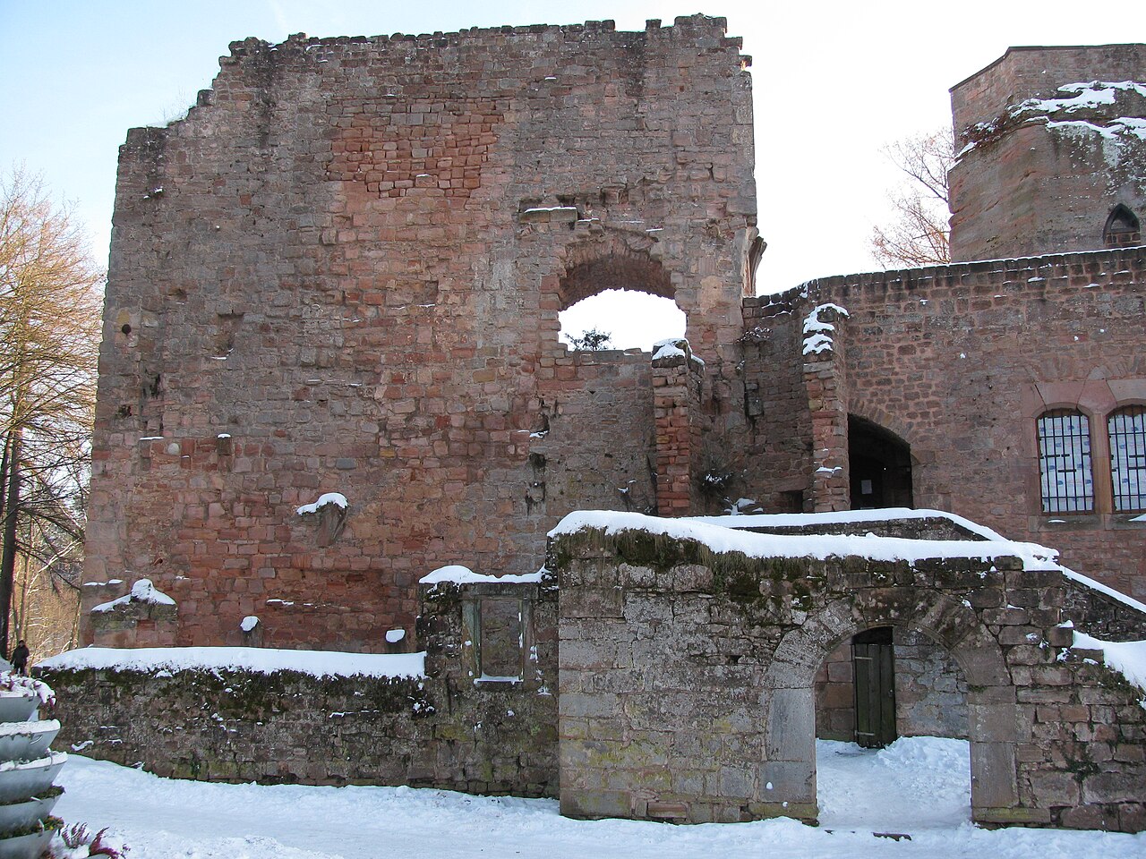 Nanstein Castle in Rhineland-Palatinate: Shield wall and entrance to the inner ward