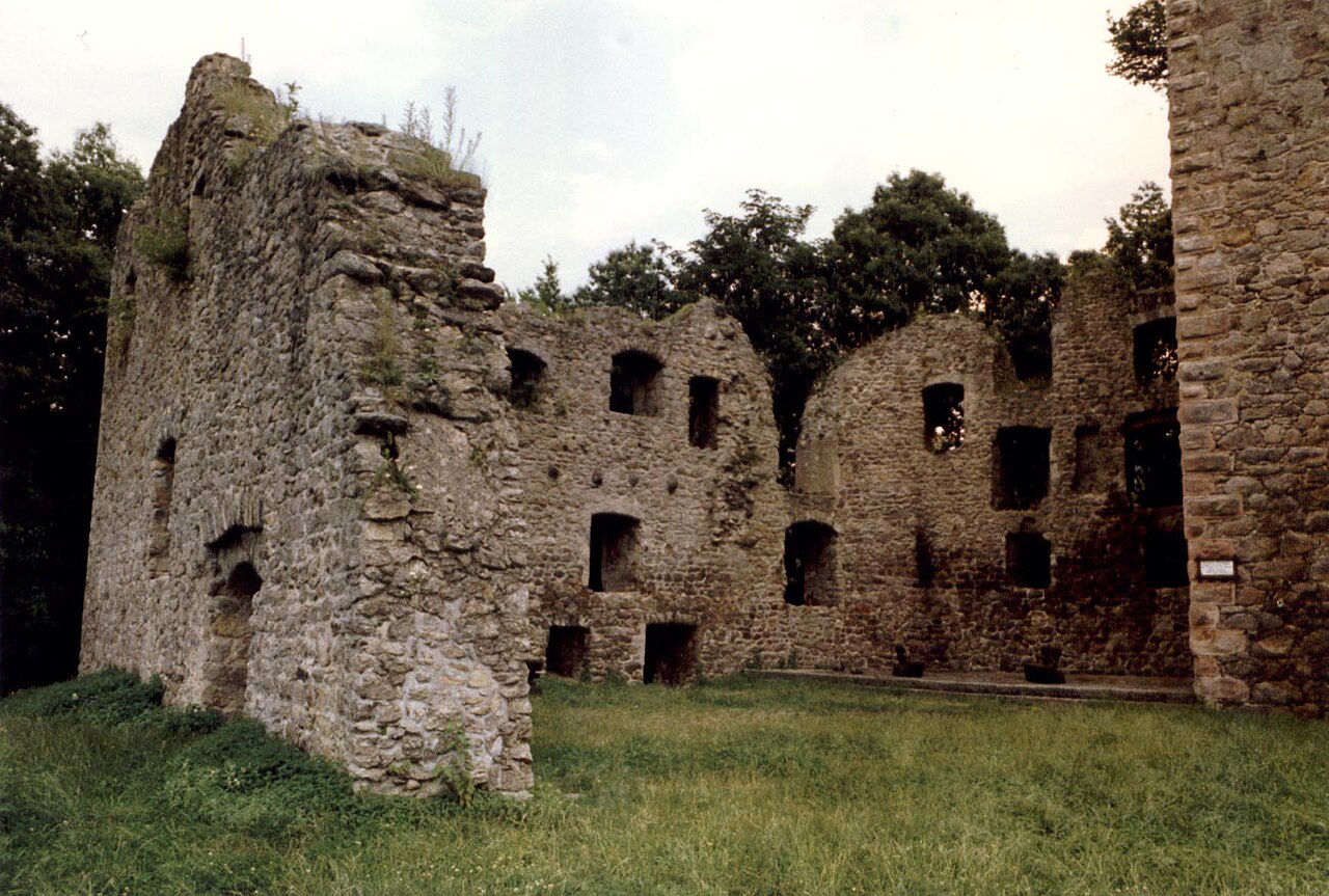 Burg Neu-Windeck, Ruine des Palas