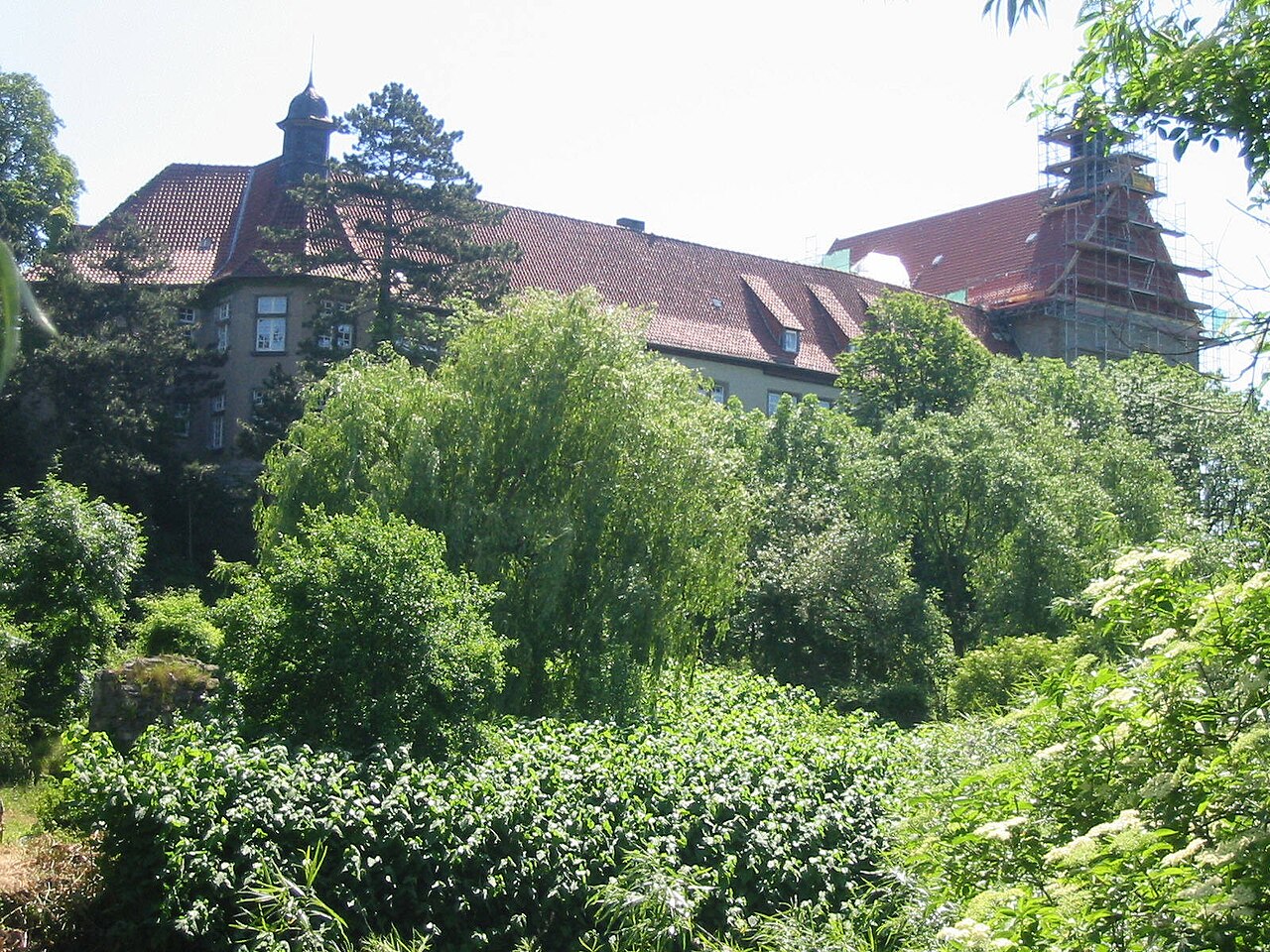 Burg Poppenburg in Burgstemmen oberhalb des Leineufers