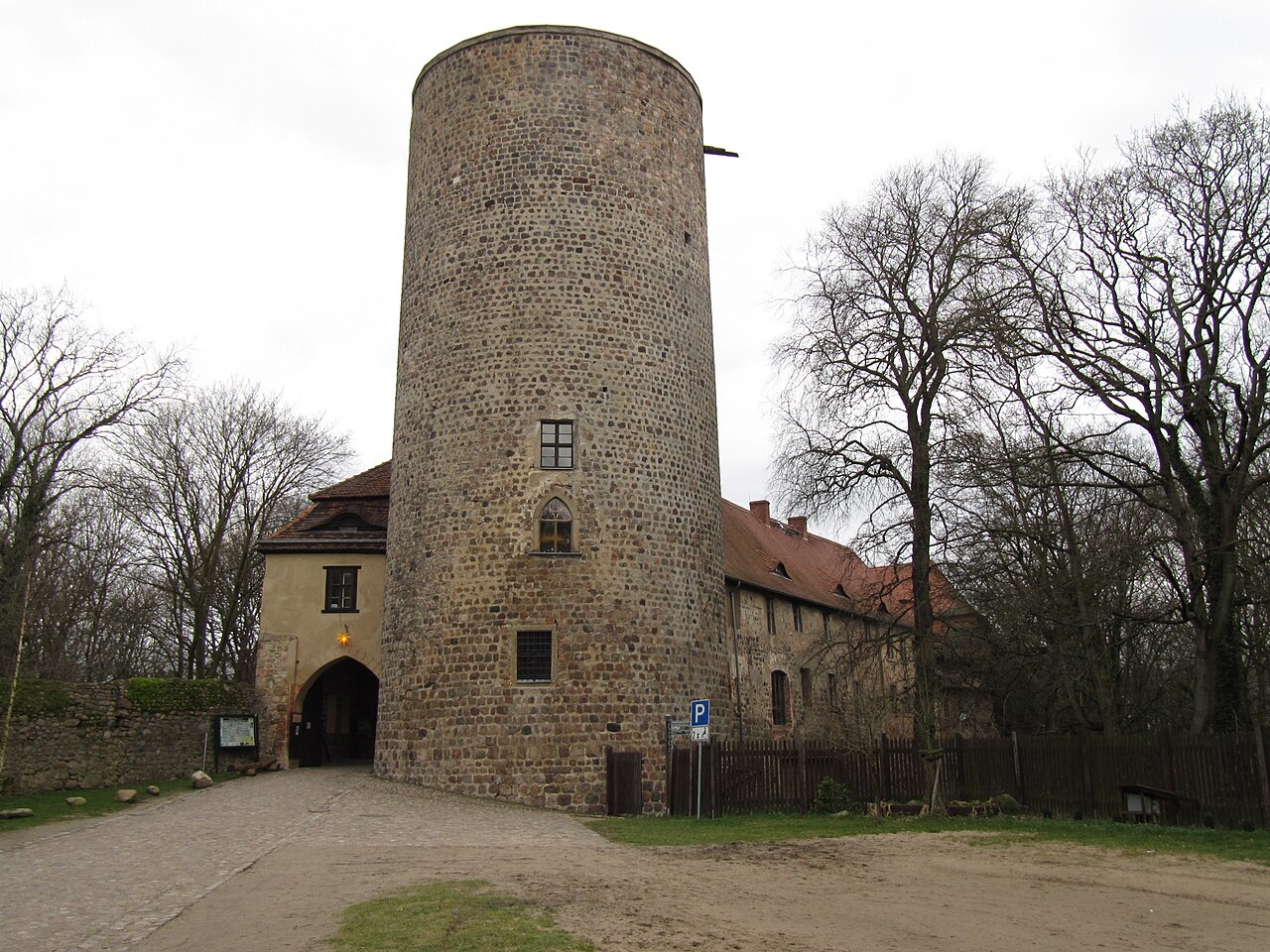 bergfried und torhaus rabenstein (fläming) von außen
