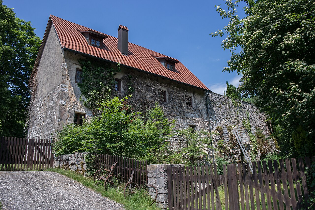 Äußeres Torhaus der Burg, heute ein Wohnhaus
