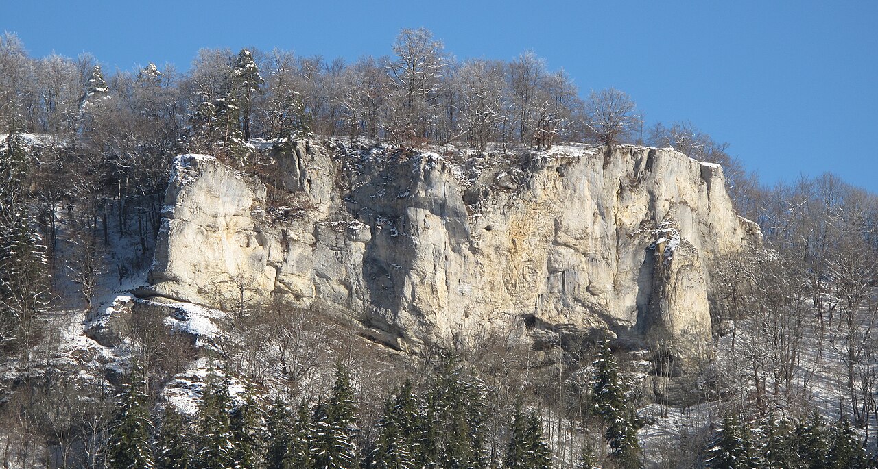 Burgfels mit der Burgstelle der völlig abgegangenen Burg Spaltfels