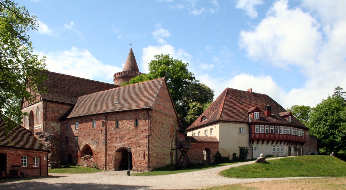 Amtsreiterhaus (links), Burgkapelle und Neues Tor (Mitte) sowie Münzprägerei (rechts) der Burg Stargard