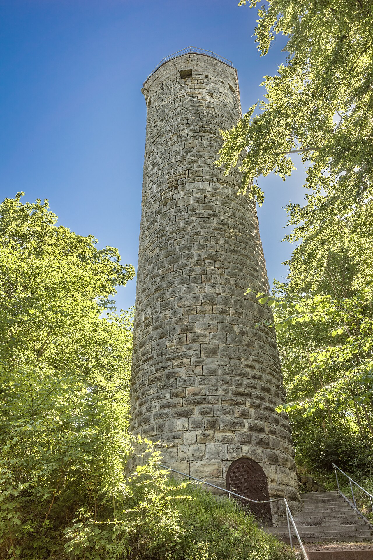 Wallenburgturm auf dem Hühnberg im Landschaftsschutzgebiet "Thüringer Wald"
