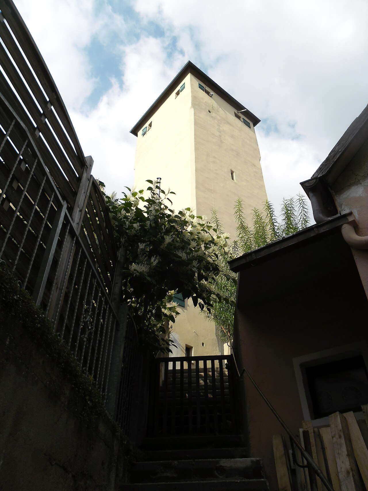 Der ehemalige Bergfried, heute Stadtturm, aus dem 12