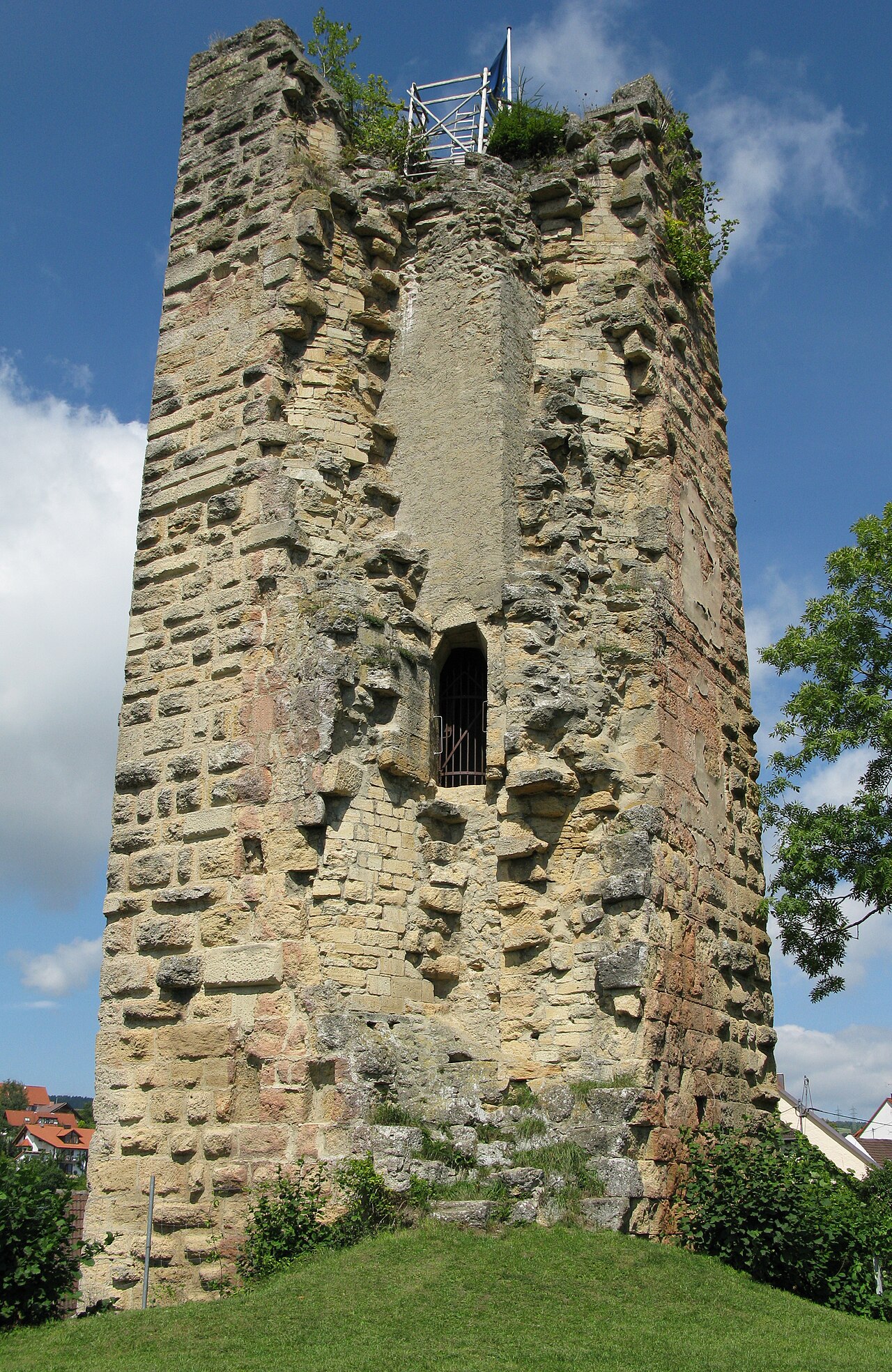 Turmruine des Bergfrieds von Süden mit dem in 3 m Höhe liegenden ehemaligen Eingang