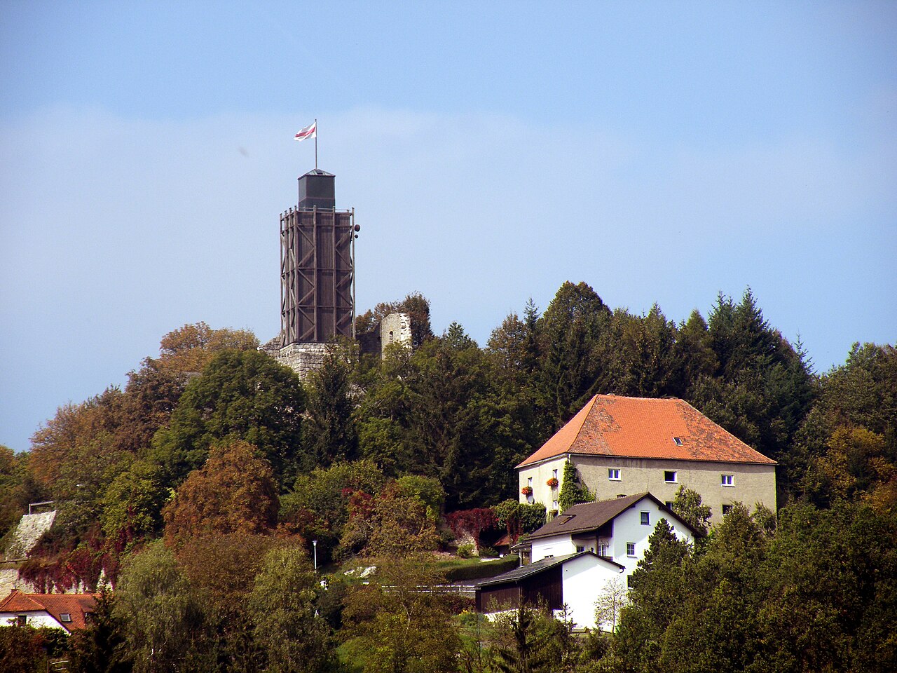 Aussichtsturm auf der Burgruine Brennberg, im Vordergrund der alte Getreidespeicher welcher heute als Wohnhaus dient